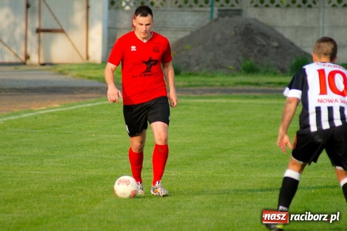 Zdjęcie w galerii na portalu naszraciborz.pl: Festiwal karnych w Tworkowie. Czarni Nowa Wieś pokonani, awans coraz bliżej wiadomości z regionu