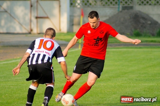 Zdjęcie w galerii na portalu naszraciborz.pl: Festiwal karnych w Tworkowie. Czarni Nowa Wieś pokonani, awans coraz bliżej wiadomości z regionu