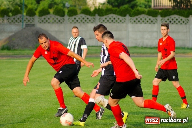 Zdjęcie w galerii na portalu naszraciborz.pl: Festiwal karnych w Tworkowie. Czarni Nowa Wieś pokonani, awans coraz bliżej wiadomości z regionu
