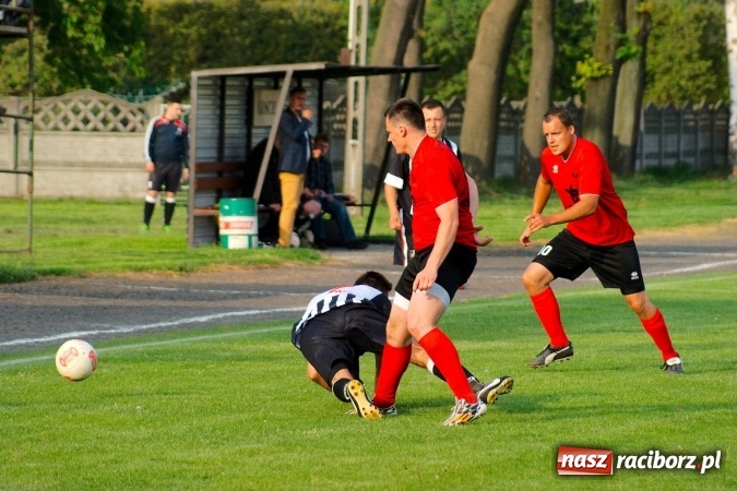Zdjęcie w galerii na portalu naszraciborz.pl: Festiwal karnych w Tworkowie. Czarni Nowa Wieś pokonani, awans coraz bliżej wiadomości z regionu
