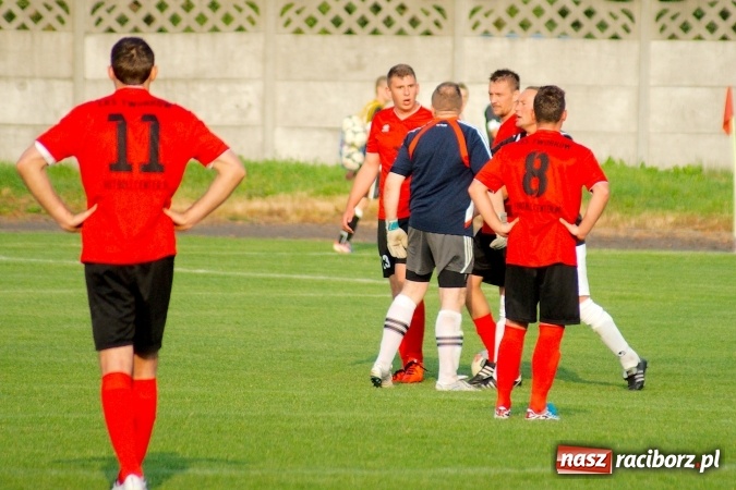 Zdjęcie w galerii na portalu naszraciborz.pl: Festiwal karnych w Tworkowie. Czarni Nowa Wieś pokonani, awans coraz bliżej wiadomości z regionu