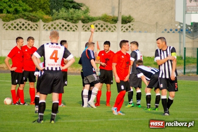 Zdjęcie w galerii na portalu naszraciborz.pl: Festiwal karnych w Tworkowie. Czarni Nowa Wieś pokonani, awans coraz bliżej wiadomości z regionu