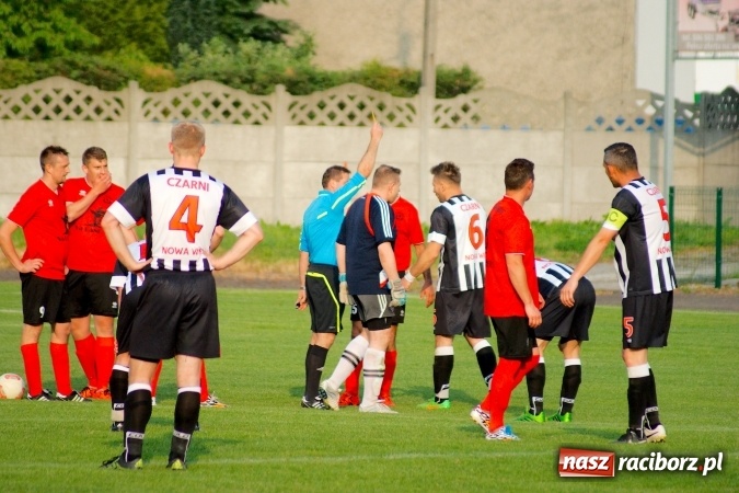 Zdjęcie w galerii na portalu naszraciborz.pl: Festiwal karnych w Tworkowie. Czarni Nowa Wieś pokonani, awans coraz bliżej wiadomości z regionu