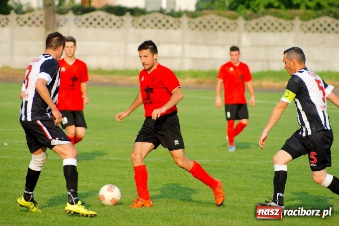 Zdjęcie w galerii na portalu naszraciborz.pl: Festiwal karnych w Tworkowie. Czarni Nowa Wieś pokonani, awans coraz bliżej wiadomości z regionu