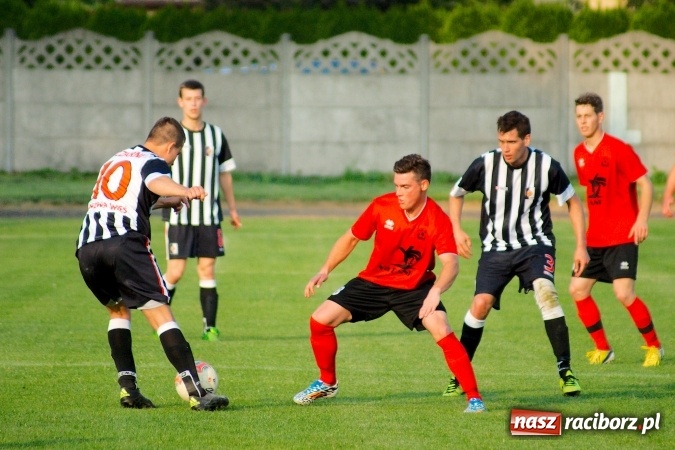 Zdjęcie w galerii na portalu naszraciborz.pl: Festiwal karnych w Tworkowie. Czarni Nowa Wieś pokonani, awans coraz bliżej wiadomości z regionu