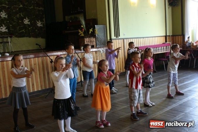 Zdjęcie w galerii na portalu naszraciborz.pl: Dzień Matki w Domu Kultury w Borucinie z Teatrzykiem Niewielkim wiadomości z regionu