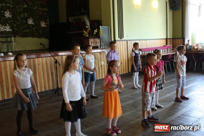 Zdjęcie w galerii na portalu naszraciborz.pl: Dzień Matki w Domu Kultury w Borucinie z Teatrzykiem Niewielkim wiadomości z regionu