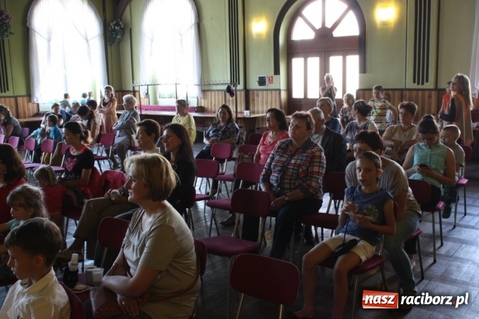 Zdjęcie w galerii na portalu naszraciborz.pl: Dzień Matki w Domu Kultury w Borucinie z Teatrzykiem Niewielkim wiadomości z regionu