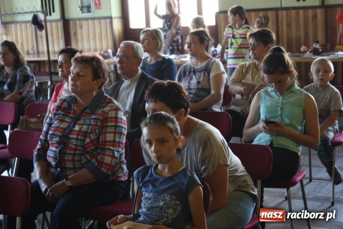 Zdjęcie w galerii na portalu naszraciborz.pl: Dzień Matki w Domu Kultury w Borucinie z Teatrzykiem Niewielkim wiadomości z regionu