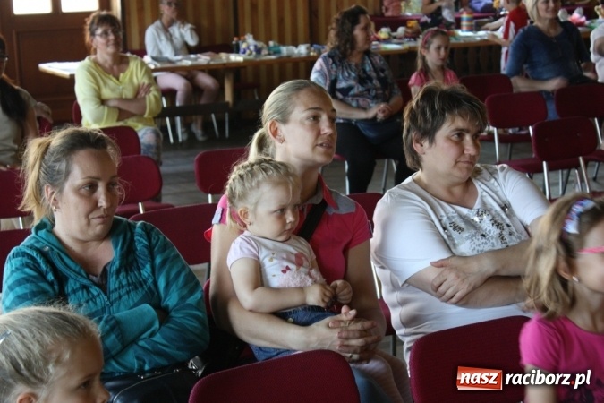 Zdjęcie w galerii na portalu naszraciborz.pl: Dzień Matki w Domu Kultury w Borucinie z Teatrzykiem Niewielkim wiadomości z regionu
