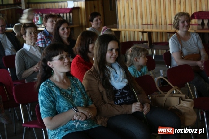 Zdjęcie w galerii na portalu naszraciborz.pl: Dzień Matki w Domu Kultury w Borucinie z Teatrzykiem Niewielkim wiadomości z regionu