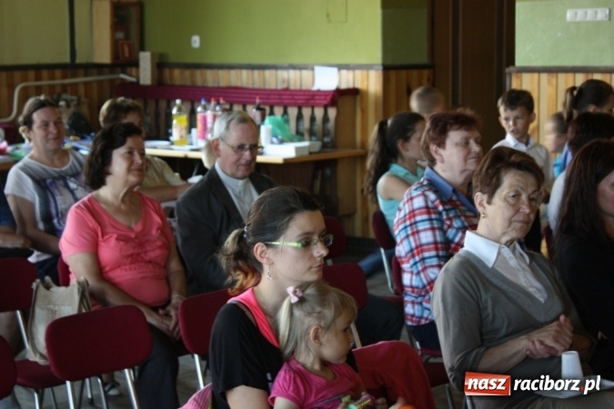 Zdjęcie w galerii na portalu naszraciborz.pl: Dzień Matki w Domu Kultury w Borucinie z Teatrzykiem Niewielkim wiadomości z regionu
