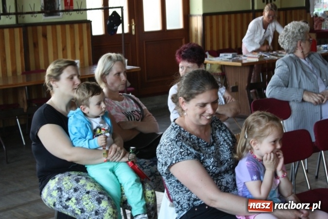 Zdjęcie w galerii na portalu naszraciborz.pl: Dzień Matki w Domu Kultury w Borucinie z Teatrzykiem Niewielkim wiadomości z regionu