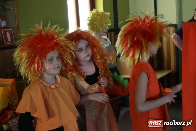 Zdjęcie w galerii na portalu naszraciborz.pl: Dzień Matki w Domu Kultury w Borucinie z Teatrzykiem Niewielkim wiadomości z regionu