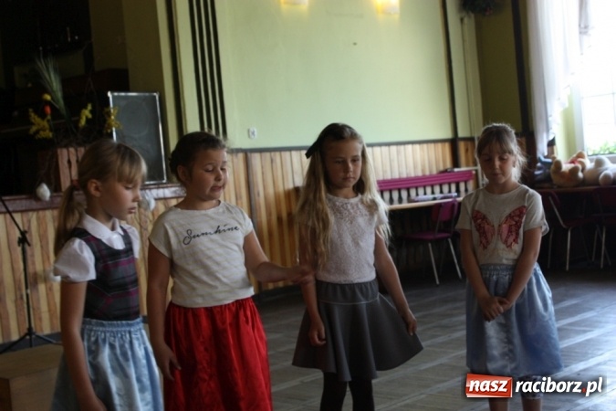 Zdjęcie w galerii na portalu naszraciborz.pl: Dzień Matki w Domu Kultury w Borucinie z Teatrzykiem Niewielkim wiadomości z regionu