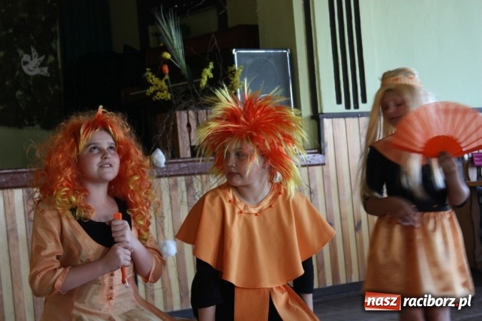 Zdjęcie w galerii na portalu naszraciborz.pl: Dzień Matki w Domu Kultury w Borucinie z Teatrzykiem Niewielkim wiadomości z regionu