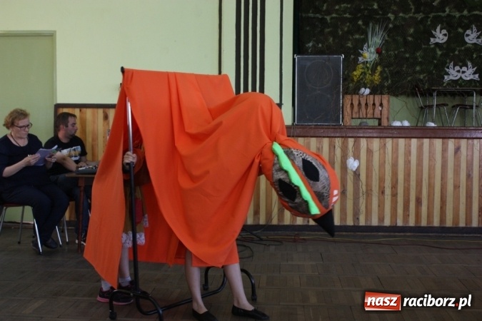 Zdjęcie w galerii na portalu naszraciborz.pl: Dzień Matki w Domu Kultury w Borucinie z Teatrzykiem Niewielkim wiadomości z regionu