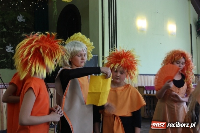 Zdjęcie w galerii na portalu naszraciborz.pl: Dzień Matki w Domu Kultury w Borucinie z Teatrzykiem Niewielkim wiadomości z regionu