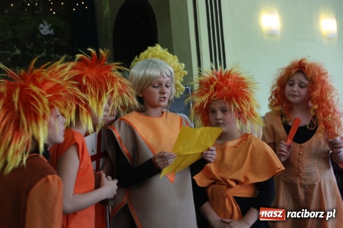 Zdjęcie w galerii na portalu naszraciborz.pl: Dzień Matki w Domu Kultury w Borucinie z Teatrzykiem Niewielkim wiadomości z regionu