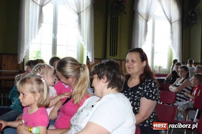 Zdjęcie w galerii na portalu naszraciborz.pl: Dzień Matki w Domu Kultury w Borucinie z Teatrzykiem Niewielkim wiadomości z regionu