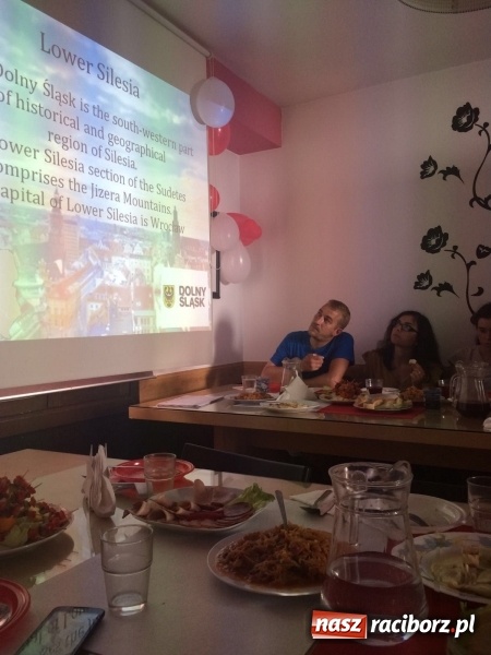 Zdjęcie w galerii na portalu naszraciborz.pl: 300 pierog&oacute;w i gar bigosu czyli raciborski Dzień Polski w Hiszpanii wiadomości z regionu