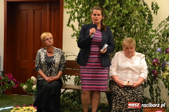 Zdjęcie w galerii na portalu naszraciborz.pl: Bukiety z kwiatów, wierszy, piosenek i życzeń dla Mamy i Taty - program rozrywkowy z okazji Dnia Matki i Ojca na zamku wiadomości z regionu