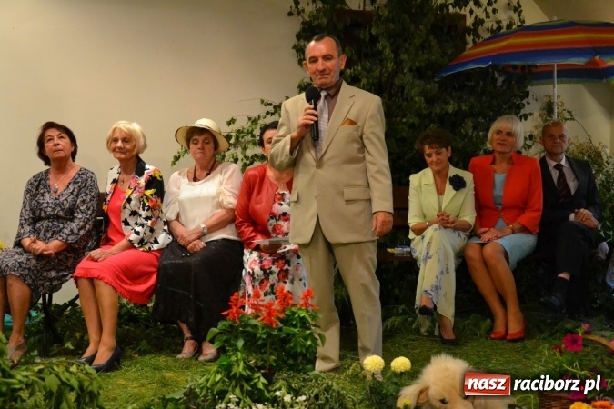 Zdjęcie w galerii na portalu naszraciborz.pl: Bukiety z kwiatów, wierszy, piosenek i życzeń dla Mamy i Taty - program rozrywkowy z okazji Dnia Matki i Ojca na zamku wiadomości z regionu