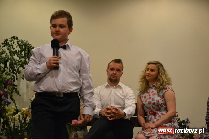 Zdjęcie w galerii na portalu naszraciborz.pl: Bukiety z kwiatów, wierszy, piosenek i życzeń dla Mamy i Taty - program rozrywkowy z okazji Dnia Matki i Ojca na zamku wiadomości z regionu