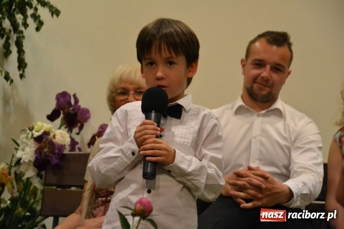 Zdjęcie w galerii na portalu naszraciborz.pl: Bukiety z kwiatów, wierszy, piosenek i życzeń dla Mamy i Taty - program rozrywkowy z okazji Dnia Matki i Ojca na zamku wiadomości z regionu