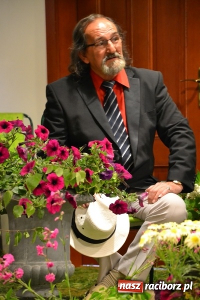 Zdjęcie w galerii na portalu naszraciborz.pl: Bukiety z kwiatów, wierszy, piosenek i życzeń dla Mamy i Taty - program rozrywkowy z okazji Dnia Matki i Ojca na zamku wiadomości z regionu