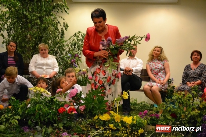 Zdjęcie w galerii na portalu naszraciborz.pl: Bukiety z kwiatów, wierszy, piosenek i życzeń dla Mamy i Taty - program rozrywkowy z okazji Dnia Matki i Ojca na zamku wiadomości z regionu