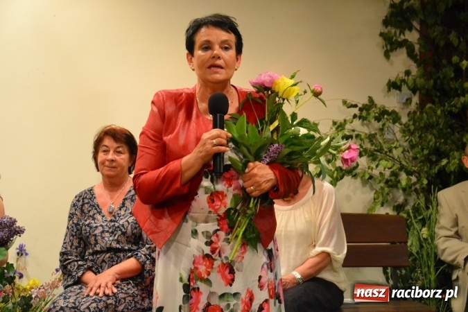 Zdjęcie w galerii na portalu naszraciborz.pl: Bukiety z kwiatów, wierszy, piosenek i życzeń dla Mamy i Taty - program rozrywkowy z okazji Dnia Matki i Ojca na zamku wiadomości z regionu