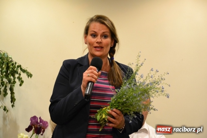 Zdjęcie w galerii na portalu naszraciborz.pl: Bukiety z kwiatów, wierszy, piosenek i życzeń dla Mamy i Taty - program rozrywkowy z okazji Dnia Matki i Ojca na zamku wiadomości z regionu