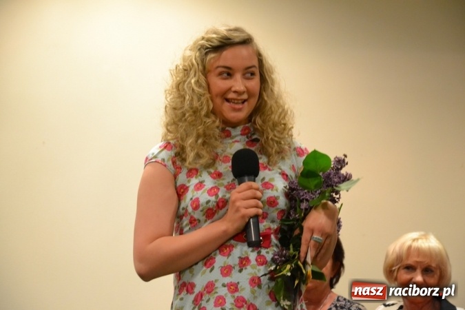 Zdjęcie w galerii na portalu naszraciborz.pl: Bukiety z kwiatów, wierszy, piosenek i życzeń dla Mamy i Taty - program rozrywkowy z okazji Dnia Matki i Ojca na zamku wiadomości z regionu