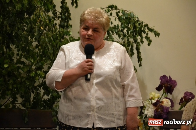 Zdjęcie w galerii na portalu naszraciborz.pl: Bukiety z kwiatów, wierszy, piosenek i życzeń dla Mamy i Taty - program rozrywkowy z okazji Dnia Matki i Ojca na zamku wiadomości z regionu