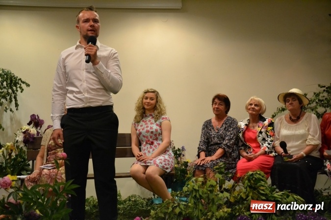 Zdjęcie w galerii na portalu naszraciborz.pl: Bukiety z kwiatów, wierszy, piosenek i życzeń dla Mamy i Taty - program rozrywkowy z okazji Dnia Matki i Ojca na zamku wiadomości z regionu