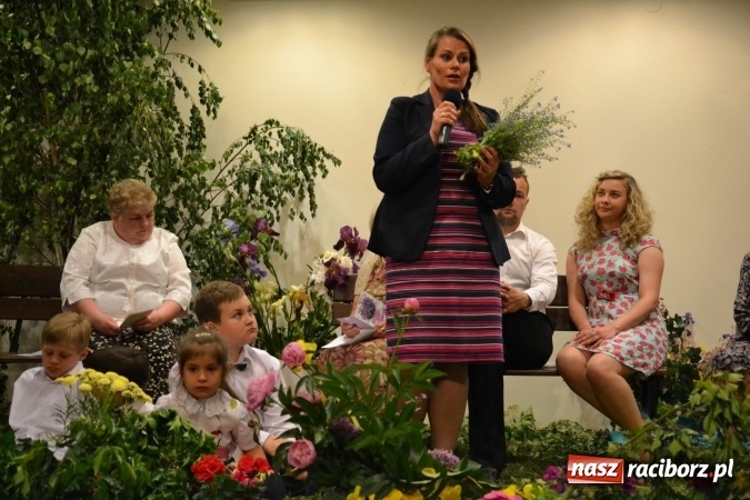 Zdjęcie w galerii na portalu naszraciborz.pl: Bukiety z kwiatów, wierszy, piosenek i życzeń dla Mamy i Taty - program rozrywkowy z okazji Dnia Matki i Ojca na zamku wiadomości z regionu