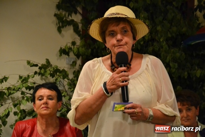 Zdjęcie w galerii na portalu naszraciborz.pl: Bukiety z kwiatów, wierszy, piosenek i życzeń dla Mamy i Taty - program rozrywkowy z okazji Dnia Matki i Ojca na zamku wiadomości z regionu