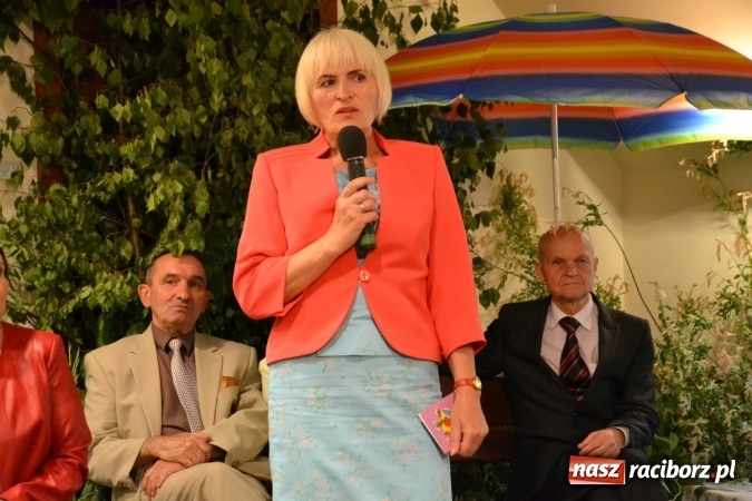 Zdjęcie w galerii na portalu naszraciborz.pl: Bukiety z kwiatów, wierszy, piosenek i życzeń dla Mamy i Taty - program rozrywkowy z okazji Dnia Matki i Ojca na zamku wiadomości z regionu