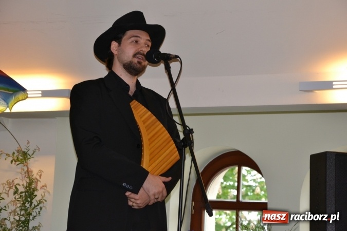 Zdjęcie w galerii na portalu naszraciborz.pl: Bukiety z kwiatów, wierszy, piosenek i życzeń dla Mamy i Taty - program rozrywkowy z okazji Dnia Matki i Ojca na zamku wiadomości z regionu