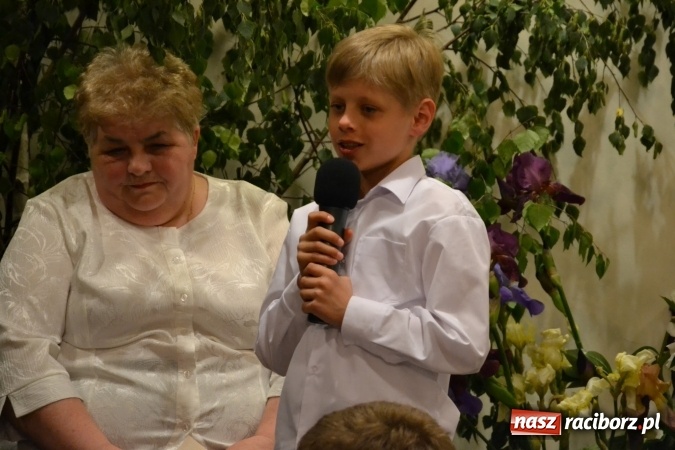 Zdjęcie w galerii na portalu naszraciborz.pl: Bukiety z kwiatów, wierszy, piosenek i życzeń dla Mamy i Taty - program rozrywkowy z okazji Dnia Matki i Ojca na zamku wiadomości z regionu