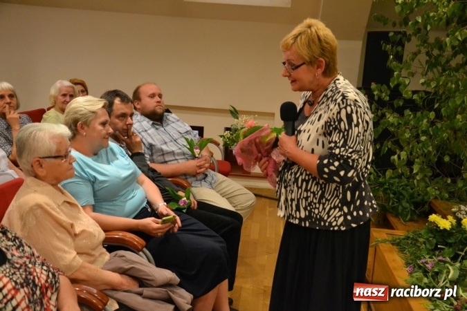 Zdjęcie w galerii na portalu naszraciborz.pl: Bukiety z kwiatów, wierszy, piosenek i życzeń dla Mamy i Taty - program rozrywkowy z okazji Dnia Matki i Ojca na zamku wiadomości z regionu