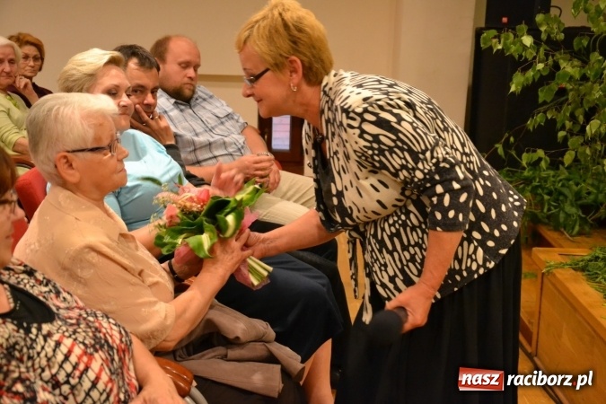 Zdjęcie w galerii na portalu naszraciborz.pl: Bukiety z kwiatów, wierszy, piosenek i życzeń dla Mamy i Taty - program rozrywkowy z okazji Dnia Matki i Ojca na zamku wiadomości z regionu