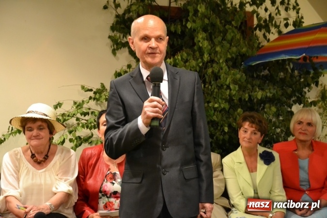 Zdjęcie w galerii na portalu naszraciborz.pl: Bukiety z kwiatów, wierszy, piosenek i życzeń dla Mamy i Taty - program rozrywkowy z okazji Dnia Matki i Ojca na zamku wiadomości z regionu