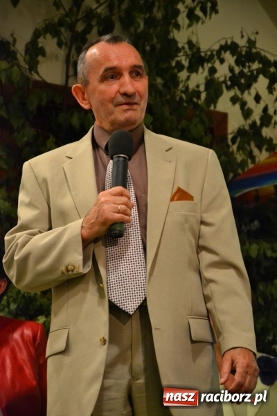 Zdjęcie w galerii na portalu naszraciborz.pl: Bukiety z kwiatów, wierszy, piosenek i życzeń dla Mamy i Taty - program rozrywkowy z okazji Dnia Matki i Ojca na zamku wiadomości z regionu