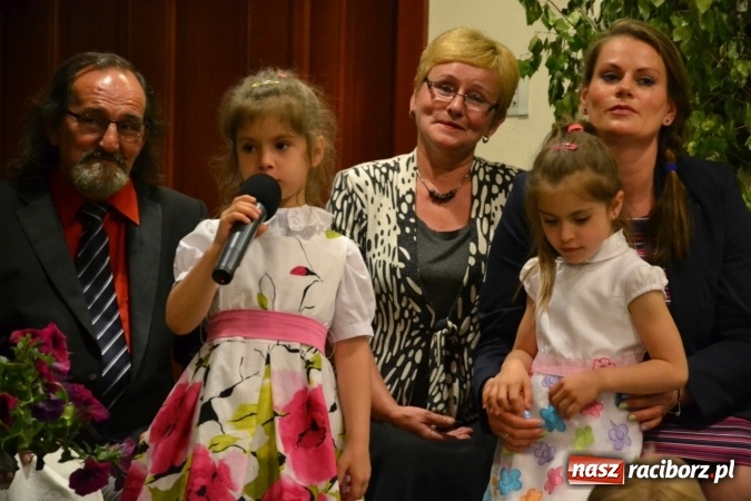 Zdjęcie w galerii na portalu naszraciborz.pl: Bukiety z kwiatów, wierszy, piosenek i życzeń dla Mamy i Taty - program rozrywkowy z okazji Dnia Matki i Ojca na zamku wiadomości z regionu