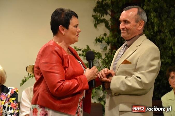 Zdjęcie w galerii na portalu naszraciborz.pl: Bukiety z kwiatów, wierszy, piosenek i życzeń dla Mamy i Taty - program rozrywkowy z okazji Dnia Matki i Ojca na zamku wiadomości z regionu