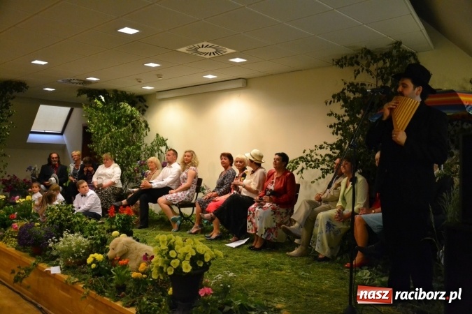 Zdjęcie w galerii na portalu naszraciborz.pl: Bukiety z kwiatów, wierszy, piosenek i życzeń dla Mamy i Taty - program rozrywkowy z okazji Dnia Matki i Ojca na zamku wiadomości z regionu