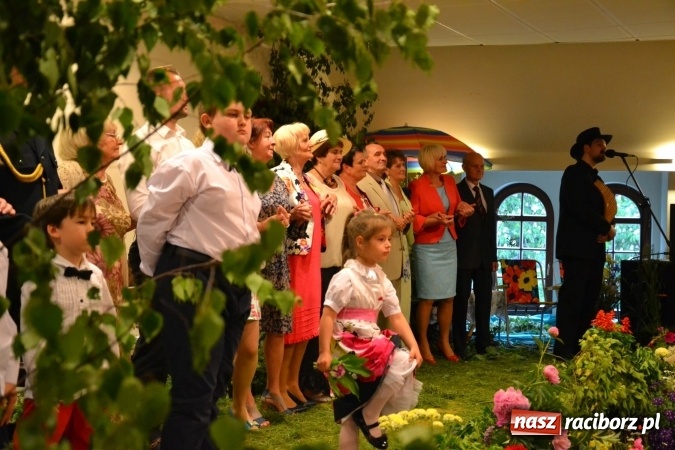 Zdjęcie w galerii na portalu naszraciborz.pl: Bukiety z kwiatów, wierszy, piosenek i życzeń dla Mamy i Taty - program rozrywkowy z okazji Dnia Matki i Ojca na zamku wiadomości z regionu