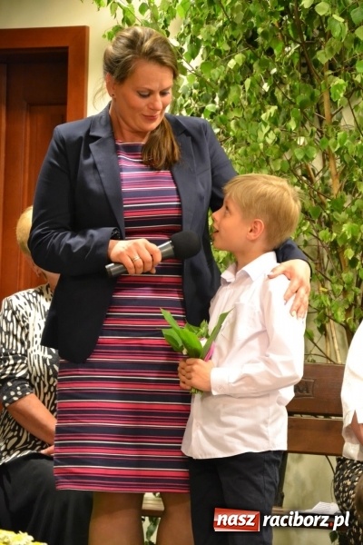 Zdjęcie w galerii na portalu naszraciborz.pl: Bukiety z kwiatów, wierszy, piosenek i życzeń dla Mamy i Taty - program rozrywkowy z okazji Dnia Matki i Ojca na zamku wiadomości z regionu